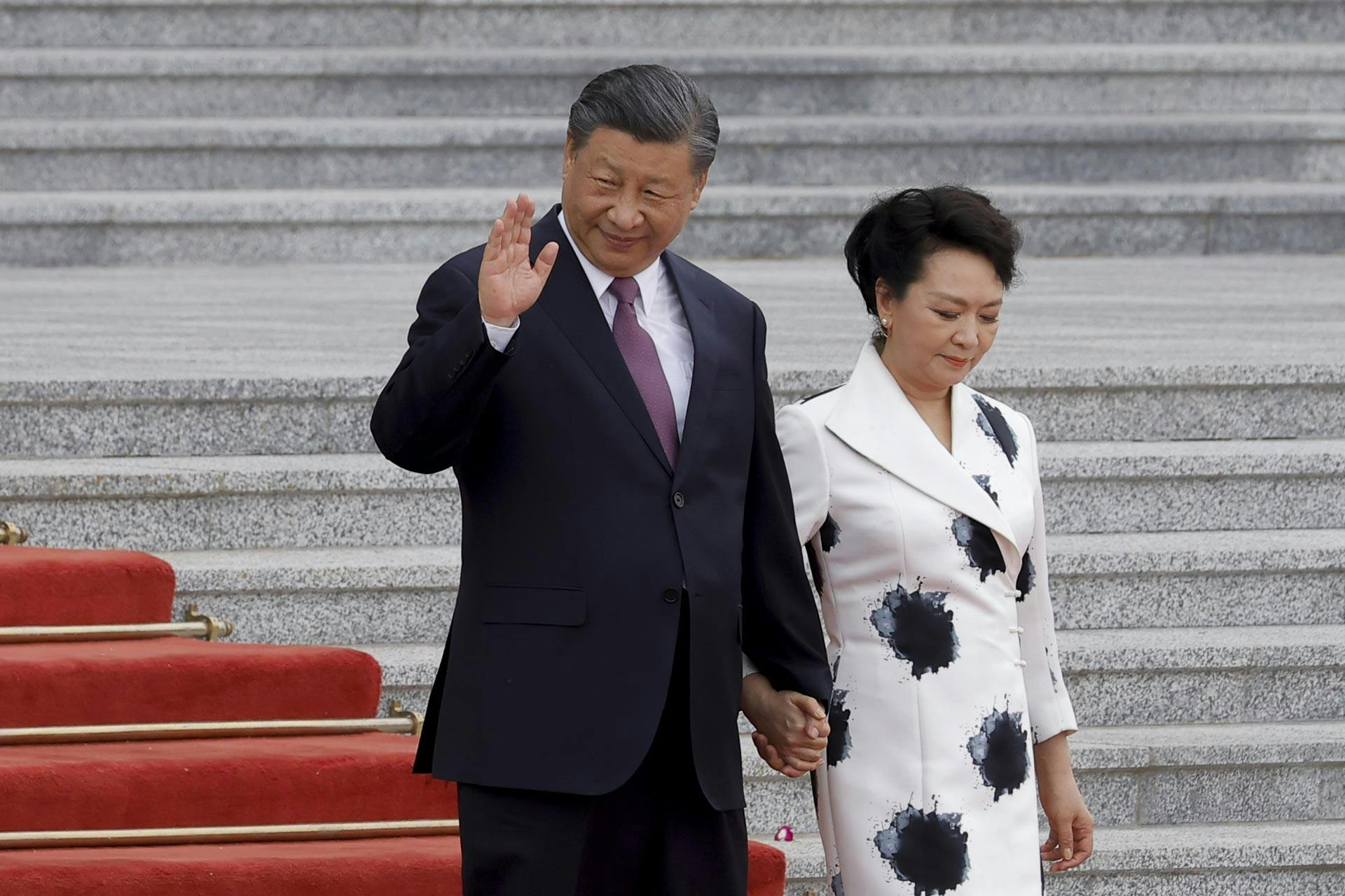 President Xi Jinping and his wife Peng Liyuan attend a welcoming ceremony at the Great Hall of the People in Beijing
